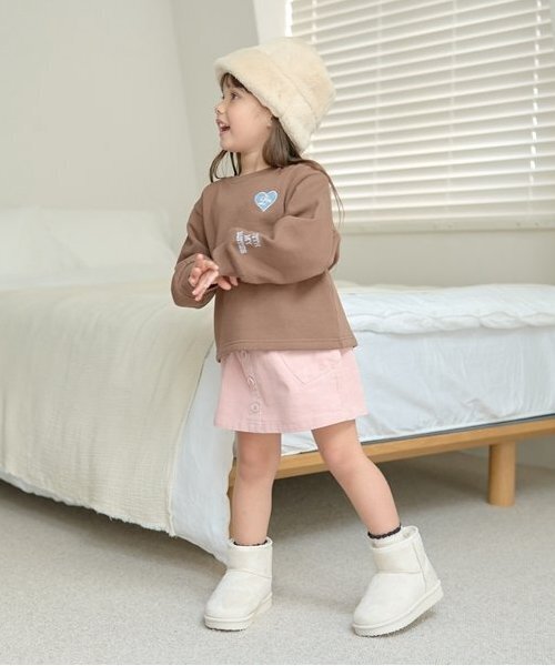 Lycee mine（リセマイン）の「【毛玉バイバイ裏起毛裏毛】ハート刺しゅうボリュームスリーブスウェット（スウェット・キッズ・ライトベージュ/ブルーグレー/フューシャピンク/チャコールグレー/ブラウン/レッド/ライトグリーン/オートミール・130cm/140cm/150cm/100cm/110cm/120cm）」の19枚目の写真