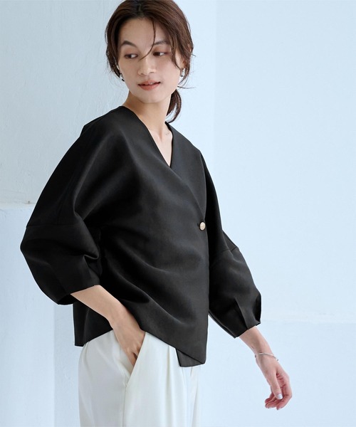 UR'S(ユアーズ)の「ゴールド釦カシュクールランタンスリーブブラウス(シャツ/ブラウス・レディース・ホワイト/ブラック・S/M/L)」の2枚目の写真