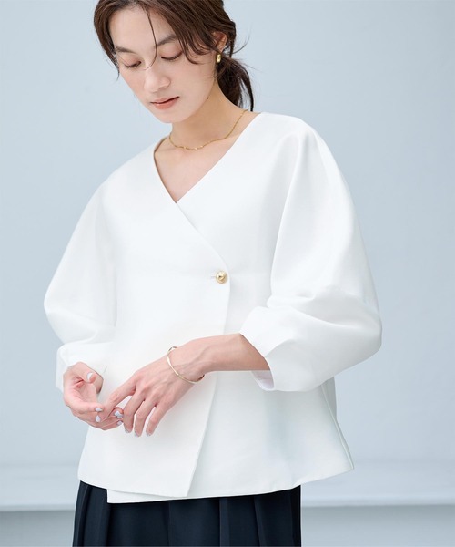 UR'S(ユアーズ)の「ゴールド釦カシュクールランタンスリーブブラウス(シャツ/ブラウス・レディース・ホワイト/ブラック・S/M/L)」の3枚目の写真