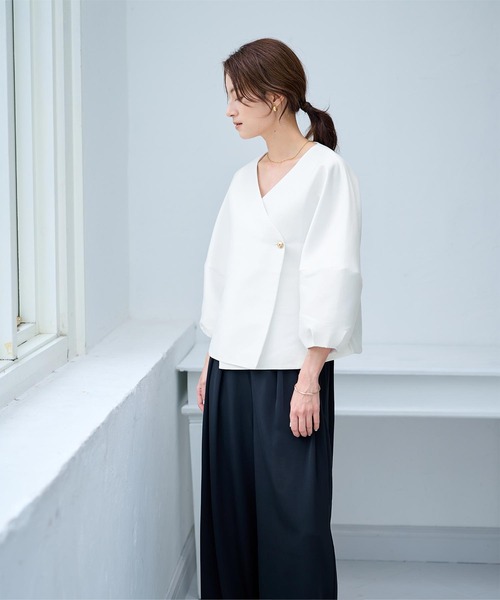UR'S(ユアーズ)の「ゴールド釦カシュクールランタンスリーブブラウス(シャツ/ブラウス・レディース・ホワイト/ブラック・S/M/L)」の4枚目の写真