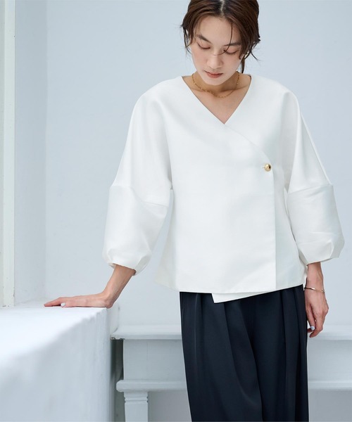 UR'S(ユアーズ)の「ゴールド釦カシュクールランタンスリーブブラウス(シャツ/ブラウス・レディース・ホワイト/ブラック・S/M/L)」の5枚目の写真