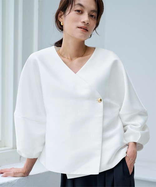 UR'S(ユアーズ)の「ゴールド釦カシュクールランタンスリーブブラウス(シャツ/ブラウス・レディース・ホワイト/ブラック・S/M/L)」の8枚目の写真