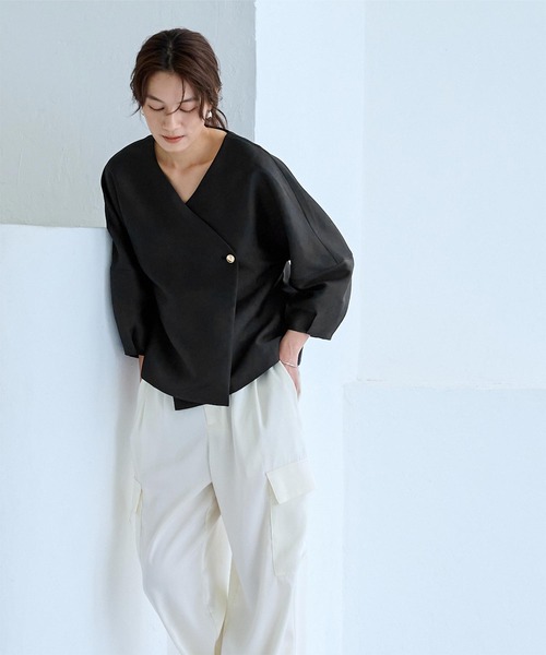 UR'S(ユアーズ)の「ゴールド釦カシュクールランタンスリーブブラウス(シャツ/ブラウス・レディース・ホワイト/ブラック・S/M/L)」の17枚目の写真