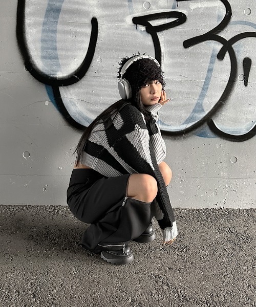 LVEU.(ラブユ.)の「【LVEU.】マーブルクロップドニット / トップス ニット マーブル 総柄 バイカラー クロップド ショート ローゲージ グレー ブルー パープル(ニット/セーター・レディース・パープル/グレー/ブルー・FREE)」の7枚目の写真