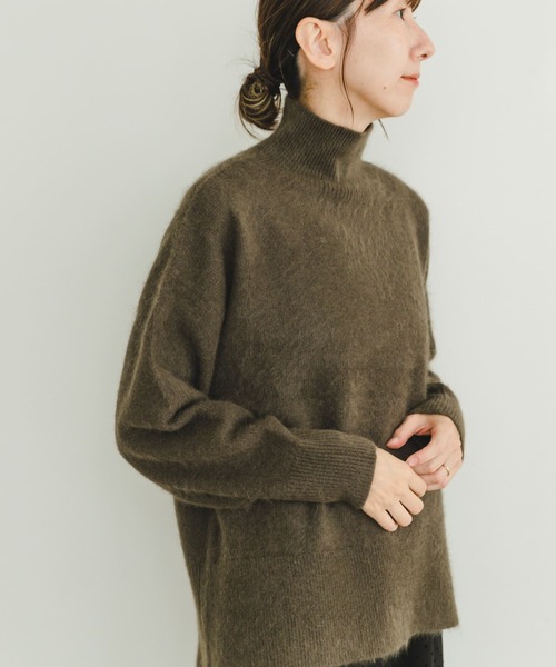 ITEMS URBANRESEARCH（アイテムズ アーバンリサーチ）の「ラクーンハイネックビッグニット（ニット/セーター・レディース・オフホワイト/ブラウン/グレー・FREE）」の5枚目の写真