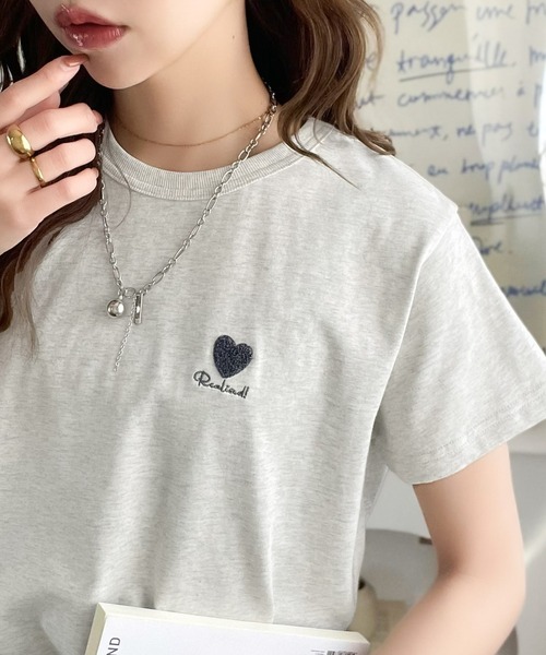 classicalelf(クラシカルエルフ)の「トレンドをまとう。綿100%シルケット風ハート胸サガラ刺繍Tシャツ(半袖)(Tシャツ/カットソー・レディース・オートミール/チャコール/ピンク/オフホワイト/ライトベージュ・LARGE/MEDIUM/SMALL/X-LARGE)」の3枚目の写真