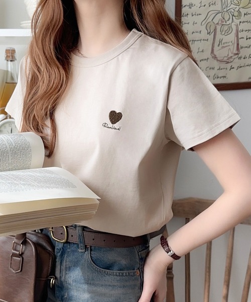 classicalelf(クラシカルエルフ)の「トレンドをまとう。綿100%シルケット風ハート胸サガラ刺繍Tシャツ(半袖)(Tシャツ/カットソー・レディース・オートミール/チャコール/ピンク/オフホワイト/ライトベージュ・LARGE/MEDIUM/SMALL/X-LARGE)」の4枚目の写真