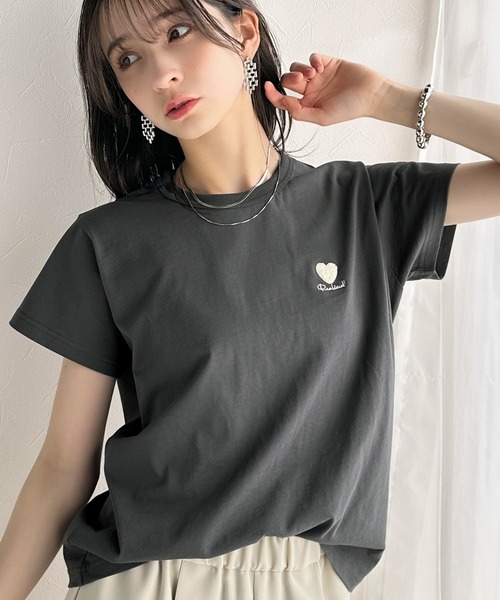 classicalelf(クラシカルエルフ)の「トレンドをまとう。綿100%シルケット風ハート胸サガラ刺繍Tシャツ(半袖)(Tシャツ/カットソー・レディース・オートミール/チャコール/ピンク/オフホワイト/ライトベージュ・LARGE/MEDIUM/SMALL/X-LARGE)」の2枚目の写真