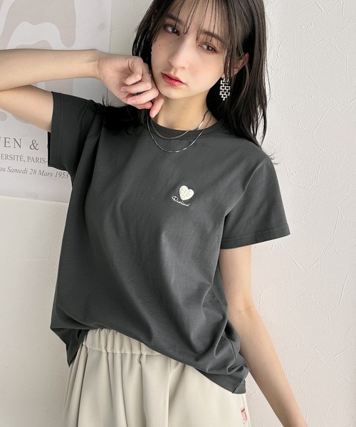 classicalelf(クラシカルエルフ)の「トレンドをまとう。綿100%シルケット風ハート胸サガラ刺繍Tシャツ(半袖)(Tシャツ/カットソー・レディース・オートミール/チャコール/ピンク/オフホワイト/ライトベージュ・LARGE/MEDIUM/SMALL/X-LARGE)」の11枚目の写真