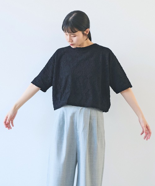 yuni（ユニ ）の「コットンカットジャカード バックリボン 半袖T