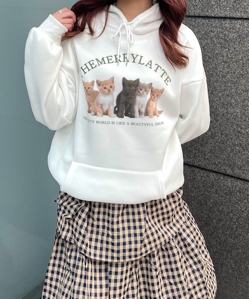 merrylatte(メリーラテ)の「子猫オーバーサイズパーカー(パーカー・レディース・ホワイト・LARGE)」の1枚目の写真