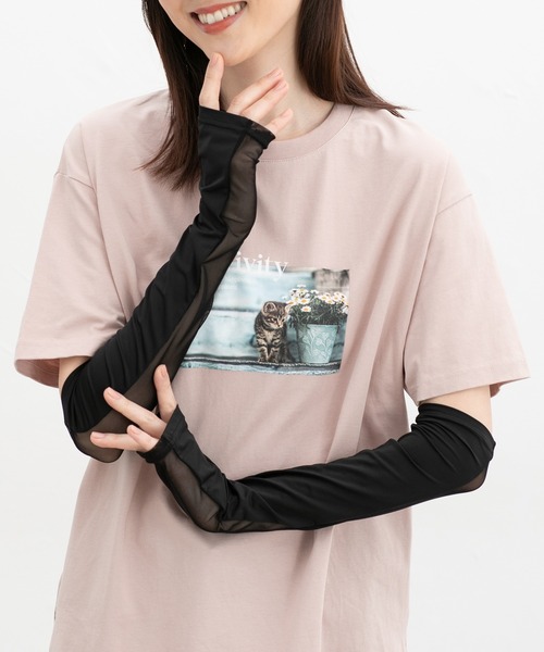 Honeys（ハニーズ）の「【ハニさら・接触冷感・吸水冷感・抗菌防臭・ＵＶカット】アームカバー内側メッシュ／４０ｃｍ（アームカバー・レディース・ブラック・FREE）」の4枚目の写真