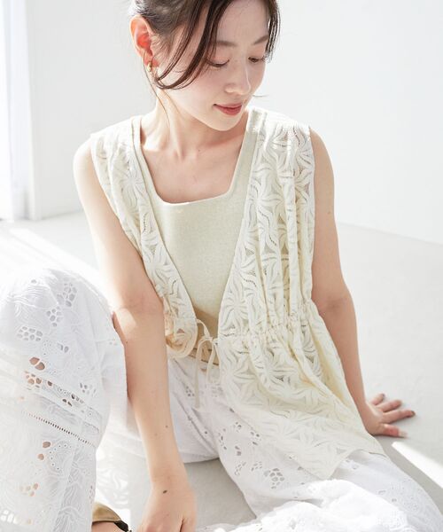 le.coeur blanc（ルクールブラン）の「《手洗い可能》フラワーレースジレベスト（ベスト・レディース・アイボリー/ブラック・38）」の2枚目の写真