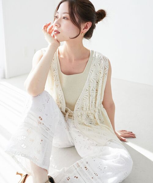 le.coeur blanc（ルクールブラン）の「《手洗い可能》フラワーレースジレベスト（ベスト・レディース・アイボリー/ブラック・38）」の4枚目の写真