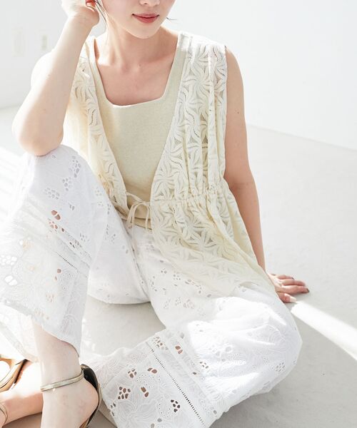 le.coeur blanc（ルクールブラン）の「《手洗い可能》フラワーレースジレベスト（ベスト・レディース・アイボリー/ブラック・38）」の7枚目の写真
