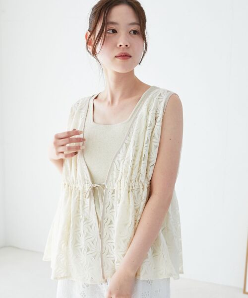 le.coeur blanc（ルクールブラン）の「《手洗い可能》フラワーレースジレベスト（ベスト・レディース・アイボリー/ブラック・38）」の10枚目の写真