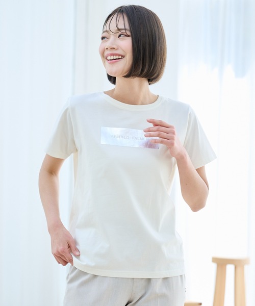 Arnold Palmer（アーノルドパーマー）の「箔プリント ロゴ Tシャツ（Tシャツ/カットソー・レディース・ホワイト/ネイビー/ブラック・S/L/M）」の2枚目の写真