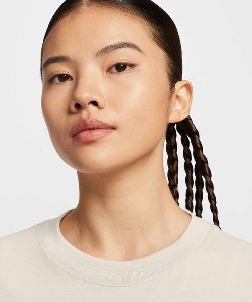 NIKE(ナイキ)の「ナイキ スポーツウェア クラブ ウィメンズ ショートスリーブ Tシャツ / Nike Sportswear Club Women's Short-Sleeve T-Shirt HQ1699-104 Light Orewood Brown(Tシャツ/カットソー・レディース・ブラウン系その他・XS/S/L/XL/M)」の9枚目の写真