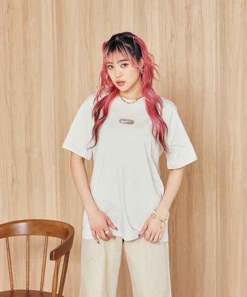 NIKE(ナイキ)の「ナイキ スポーツウェア クラブ ウィメンズ ショートスリーブ Tシャツ / Nike Sportswear Club Women's Short-Sleeve T-Shirt HQ1699-104 Light Orewood Brown(Tシャツ/カットソー・レディース・ブラウン系その他・XS/S/L/XL/M)」の2枚目の写真