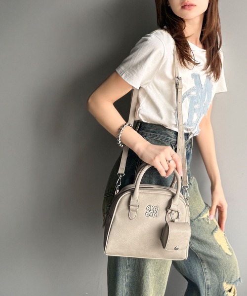 mily bilet（ミウィビレット）の「【mily bilet】いつでも、どんなスタイルにもちょうどいい♪ロゴプレート使いラウンドミニボストンバッグ（ハンドバッグ・レディース・ブラウン/ブラック/アイボリー・ONE SIZE）」の7枚目の写真