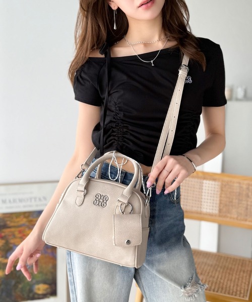 mily bilet（ミウィビレット）の「【mily bilet】いつでも、どんなスタイルにもちょうどいい♪ロゴプレート使いラウンドミニボストンバッグ（ハンドバッグ・レディース・ブラウン/ブラック/アイボリー・ONE SIZE）」の4枚目の写真