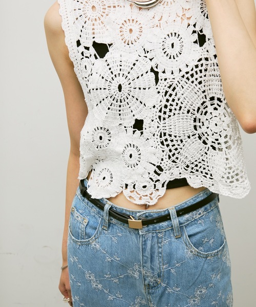 Lutim by u(ルチバイユー)の「Flower Motif Crew Neck Top / フラワーモチーフクルーネックトップス(ベスト・レディース・ブラック/ホワイト/ナチュラル・FREE)」の1枚目の写真