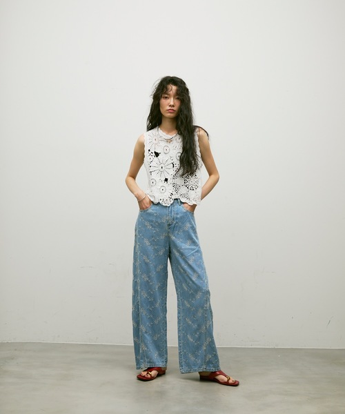 Lutim by u(ルチバイユー)の「Flower Motif Crew Neck Top / フラワーモチーフクルーネックトップス(ベスト・レディース・ブラック/ホワイト/ナチュラル・FREE)」の6枚目の写真