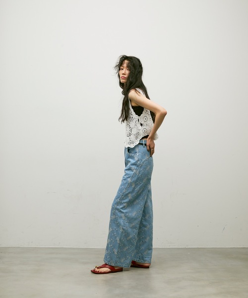 Lutim by u(ルチバイユー)の「Flower Motif Crew Neck Top / フラワーモチーフクルーネックトップス(ベスト・レディース・ブラック/ホワイト/ナチュラル・FREE)」の7枚目の写真