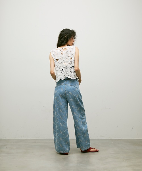 Lutim by u(ルチバイユー)の「Flower Motif Crew Neck Top / フラワーモチーフクルーネックトップス(ベスト・レディース・ブラック/ホワイト/ナチュラル・FREE)」の8枚目の写真