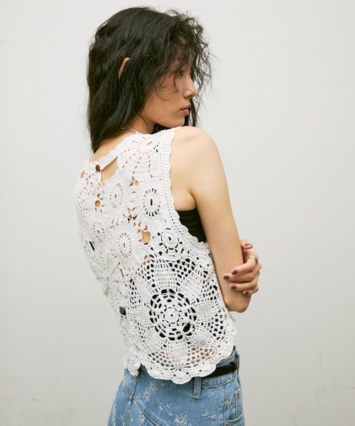 Lutim by u(ルチバイユー)の「Flower Motif Crew Neck Top / フラワーモチーフクルーネックトップス(ベスト・レディース・ブラック/ホワイト/ナチュラル・FREE)」の4枚目の写真