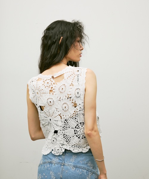 Lutim by u(ルチバイユー)の「Flower Motif Crew Neck Top / フラワーモチーフクルーネックトップス(ベスト・レディース・ブラック/ホワイト/ナチュラル・FREE)」の5枚目の写真