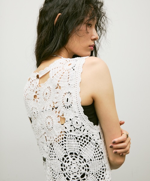 Lutim by u(ルチバイユー)の「Flower Motif Crew Neck Top / フラワーモチーフクルーネックトップス(ベスト・レディース・ブラック/ホワイト/ナチュラル・FREE)」の9枚目の写真