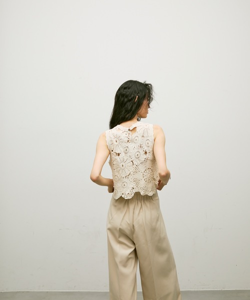 Lutim by u(ルチバイユー)の「Flower Motif Crew Neck Top / フラワーモチーフクルーネックトップス(ベスト・レディース・ブラック/ホワイト/ナチュラル・FREE)」の21枚目の写真
