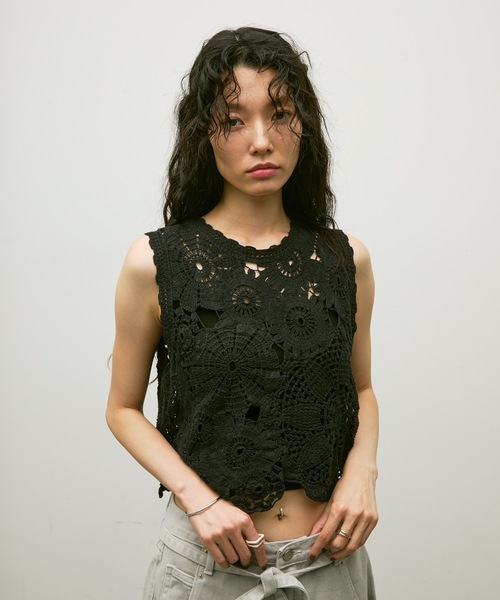 Lutim by u(ルチバイユー)の「Flower Motif Crew Neck Top / フラワーモチーフクルーネックトップス(ベスト・レディース・ブラック/ホワイト/ナチュラル・FREE)」の13枚目の写真