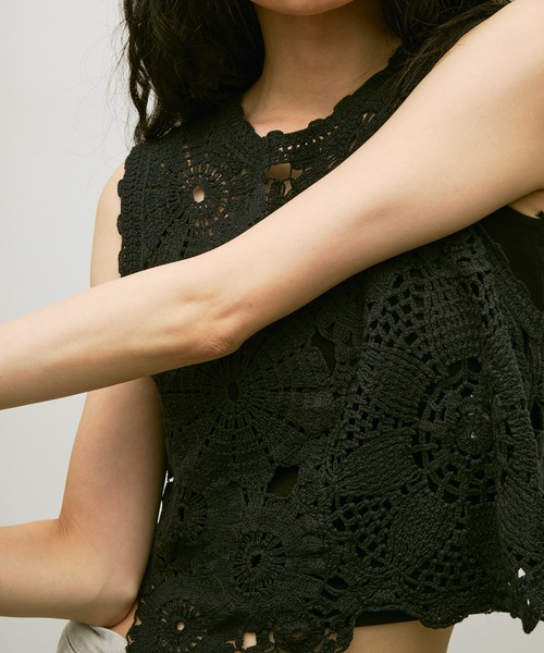 Lutim by u(ルチバイユー)の「Flower Motif Crew Neck Top / フラワーモチーフクルーネックトップス(ベスト・レディース・ブラック/ホワイト/ナチュラル・FREE)」の17枚目の写真