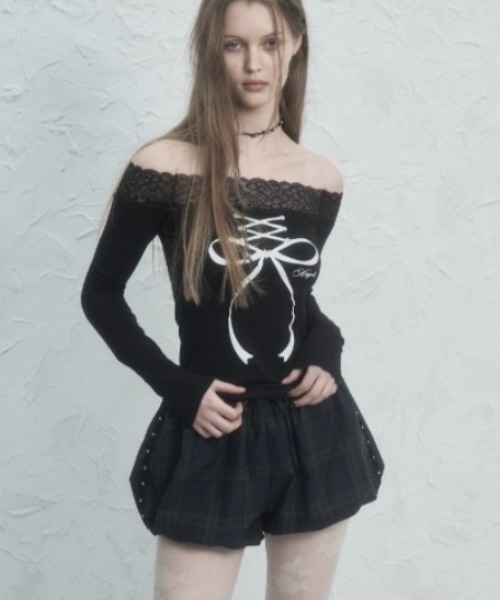 SETUPEXE（セットアップイーエックスイー）の「【SETUP‐EXE】LACE OFF- SHOULDER TOP / 【セットアップエグゼ】レースオフショルダーリボンプリント長袖Tシャツ（Tシャツ/カットソー・レディース・ホワイト/ブラック・ONE SIZE）」の9枚目の写真