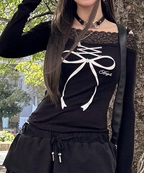 SETUPEXE（セットアップイーエックスイー）の「【SETUP‐EXE】LACE OFF- SHOULDER TOP / 【セットアップエグゼ】レースオフショルダーリボンプリント長袖Tシャツ（Tシャツ/カットソー・レディース・ホワイト/ブラック・ONE SIZE）」の6枚目の写真