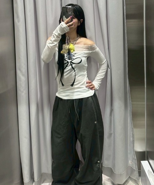 SETUPEXE（セットアップイーエックスイー）の「【SETUP‐EXE】LACE OFF- SHOULDER TOP / 【セットアップエグゼ】レースオフショルダーリボンプリント長袖Tシャツ（Tシャツ/カットソー・レディース・ホワイト/ブラック・ONE SIZE）」の14枚目の写真