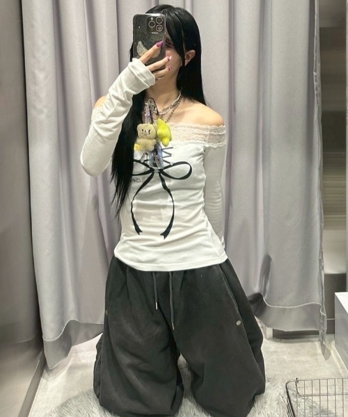 SETUPEXE（セットアップイーエックスイー）の「【SETUP‐EXE】LACE OFF- SHOULDER TOP / 【セットアップエグゼ】レースオフショルダーリボンプリント長袖Tシャツ（Tシャツ/カットソー・レディース・ホワイト/ブラック・ONE SIZE）」の15枚目の写真