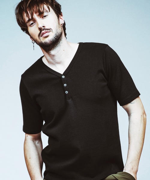 NO ID.（ノーアイディ）の「【NO ID.】Fraise Henry V-Neck T-Shirt / フライス ヘンリー Vネック Tシャツ（Tシャツ/カットソー・メンズ・グレー/ブラック/ホワイト・1/2）」の2枚目の写真