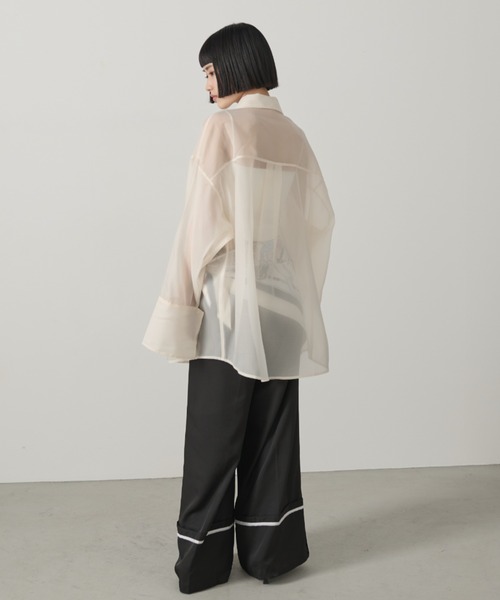 AIC.（エーアイシー）の「シアービッグカフスオーバーシャツ（シャツ/ブラウス・レディース・イエロー/グレイッシュブルー/アイボリー/ブラック・FREE）」の14枚目の写真