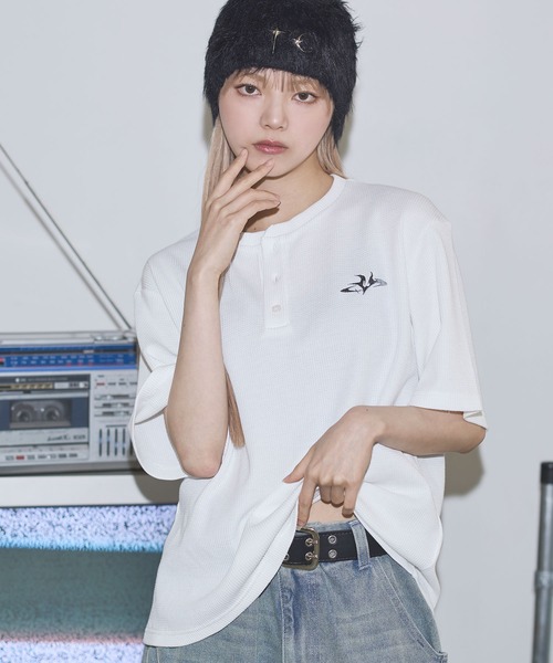 MSG（エムエスジー）の「ドライワッフル刺繍ロゴヘンリーネックハーフスリーブTシャツ サーマル【UNISEX】（Tシャツ/カットソー・メンズ・アイボリー/ブラック/ワイン/ホワイト/グリーン/チャコール/カモフラージュ・S/M/L/XL）」の2枚目の写真