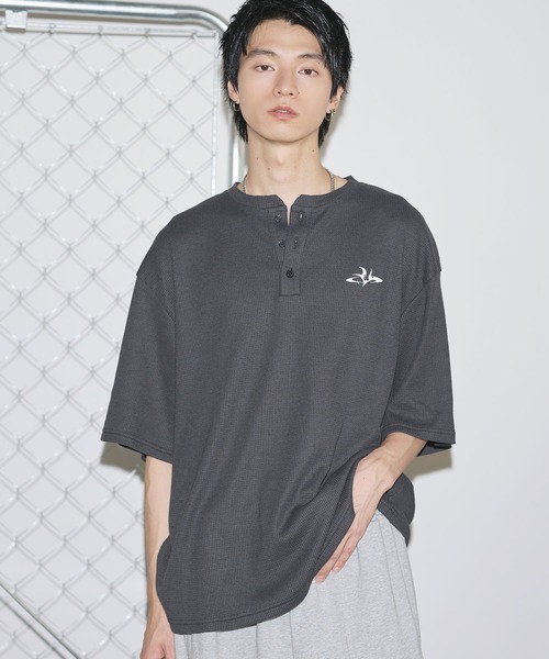 MSG（エムエスジー）の「ドライワッフル刺繍ロゴヘンリーネックハーフスリーブTシャツ サーマル【UNISEX】（Tシャツ/カットソー・メンズ・アイボリー/ブラック/ワイン/ホワイト/グリーン/チャコール/カモフラージュ・S/M/L/XL）」の4枚目の写真