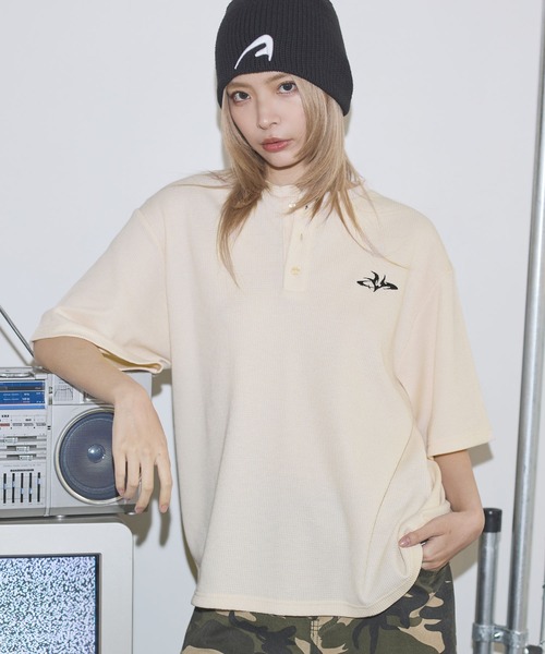 MSG（エムエスジー）の「ドライワッフル刺繍ロゴヘンリーネックハーフスリーブTシャツ サーマル【UNISEX】（Tシャツ/カットソー・メンズ・アイボリー/ブラック/ワイン/ホワイト/グリーン/チャコール/カモフラージュ・S/M/L/XL）」の3枚目の写真