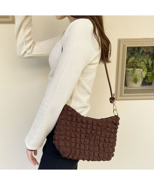 GORGE(ゴージ)の「《ふわもこ質感》レディース バブルショルダー バッグ ショルダーバッグ 2WAY 春夏秋冬(ショルダーバッグ・レディース・アイボリー/ブラック/ブラウン・F)」の6枚目の写真