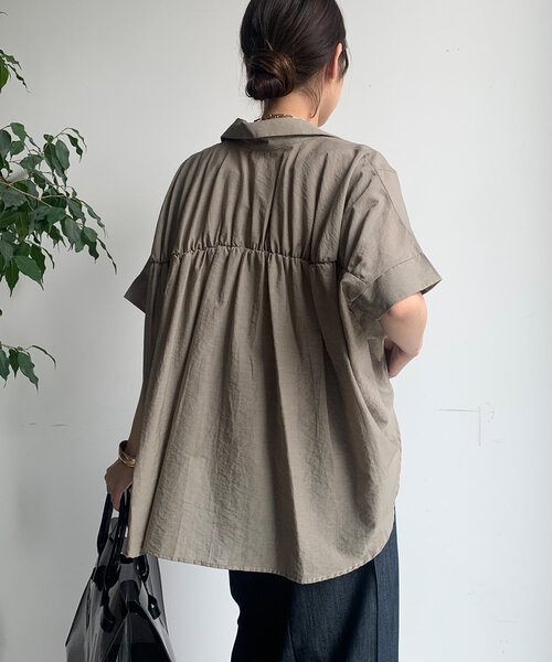 DouDou（ドゥドゥ）の「バックシャーリングスキッパーシャツ（シャツ/ブラウス・レディース・ホワイト/ボルドー/ブラック/グレイッシュベージュ・FREE）」の4枚目の写真