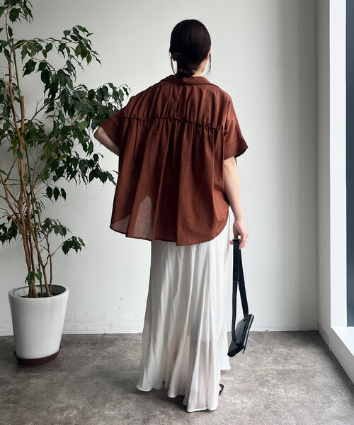 DouDou（ドゥドゥ）の「バックシャーリングスキッパーシャツ（シャツ/ブラウス・レディース・ホワイト/ボルドー/ブラック/グレイッシュベージュ・FREE）」の5枚目の写真