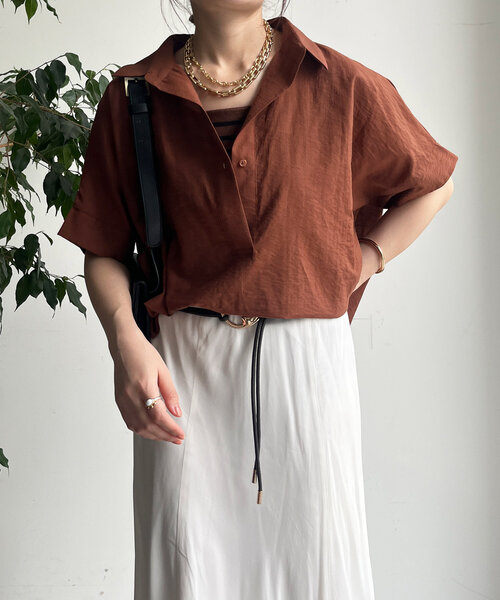 DouDou（ドゥドゥ）の「バックシャーリングスキッパーシャツ（シャツ/ブラウス・レディース・ホワイト/ボルドー/ブラック/グレイッシュベージュ・FREE）」の6枚目の写真