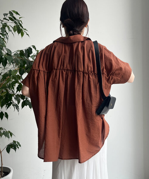 DouDou（ドゥドゥ）の「バックシャーリングスキッパーシャツ（シャツ/ブラウス・レディース・ホワイト/ボルドー/ブラック/グレイッシュベージュ・FREE）」の9枚目の写真