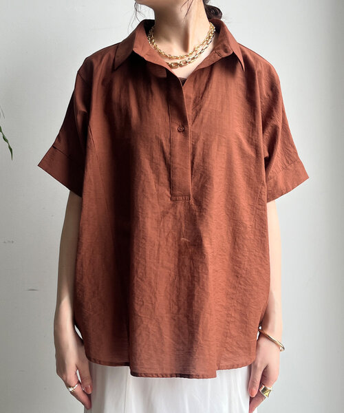 DouDou（ドゥドゥ）の「バックシャーリングスキッパーシャツ（シャツ/ブラウス・レディース・ホワイト/ボルドー/ブラック/グレイッシュベージュ・FREE）」の10枚目の写真